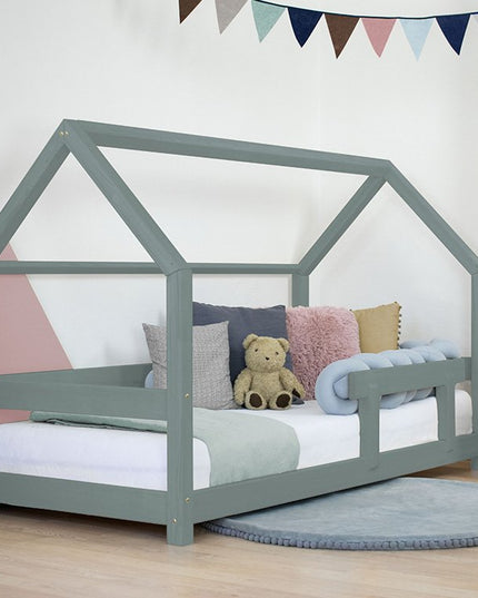 Children’s house bed with barrier ensuring safe sleep and freedom of movement