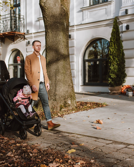 Couple walking with baby in Kunert ARIZO Stroller.