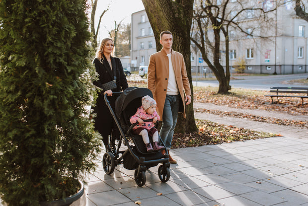 Family and child enjoying a walk with Kunert ARIZO Stroller.