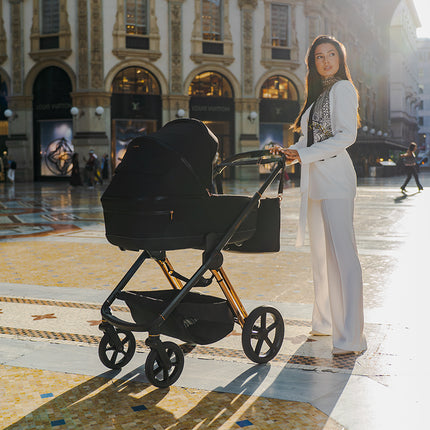 A woman in Milan, holding the handle of the Espiro Miloo Stroller