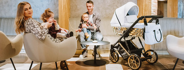 Sitting parents with 2 kids and the luxrious Kunert IVENTO GLAM Stroller