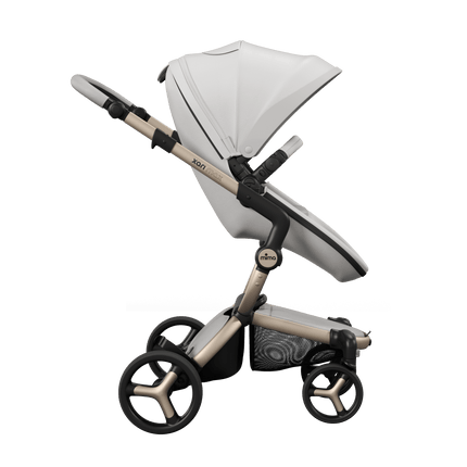 Mima XARI MAX stroller side profile with champagne chassis, snow white seat, and white pad, ideal for newborns.