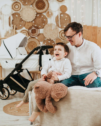 Parent with kid and the Kunert Ivento Stroller