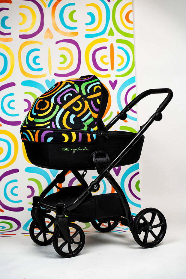 Vibrant Tutis stroller UNO5+ Garbanota with colorful pattern against funky background.