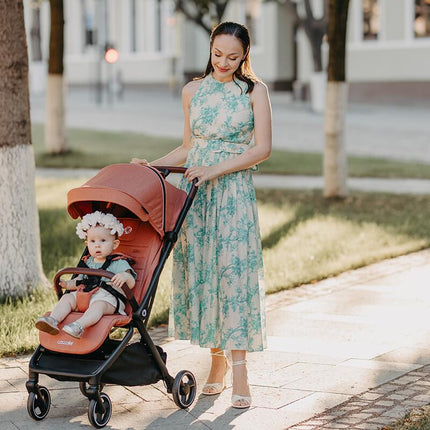 Mother with her daughter inside the Coccolle Lightweight Stroller LEMIRA