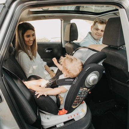 Parents with their kid inside the Coccolle Car Seat NERIO