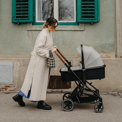 Mother pushing the Coccolle Travel System SALIARA 