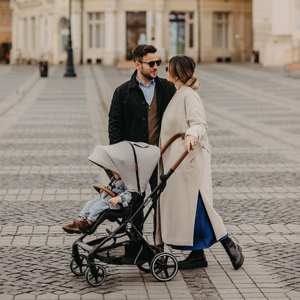 Parents with their kid and the Coccolle Stroller SALIARA