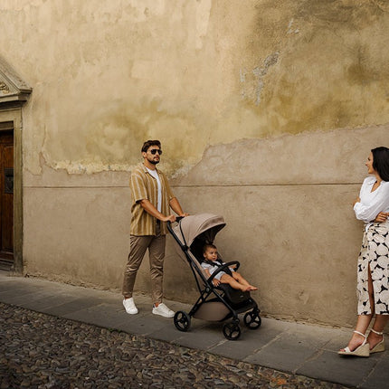 Parents in Italy with baby inside the Espiro Stroller JUST