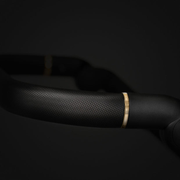 Detail of the ergonomic handle on the Kunert Stroller IVENTO with gold trim highlights
