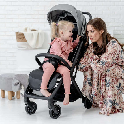 A woman with kid inside the Espiro Nox Stroller in Grey