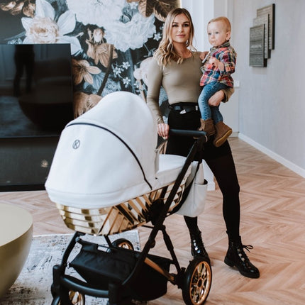 Mother holding her kid and the Kunert Ivento Glam Stroller 