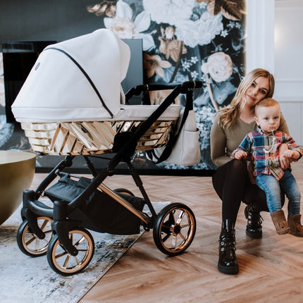 Mother holding her baby next to the Kunert Ivento Glam Stroller