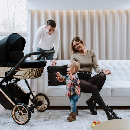 Pernts with their kid and the Kunert Ivento Glam Stroller 