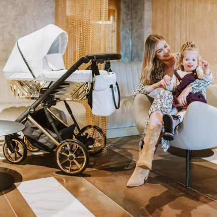 Mother with her child close to the Kunert Ivento Glam Stroller 