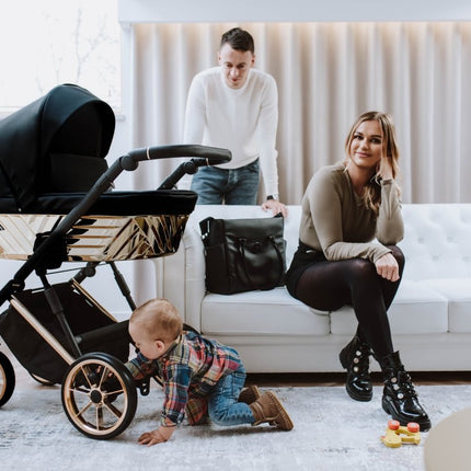 Parents with their kid playing with the Kunert Ivento Glam Stroller 